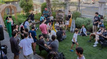 Imagen de público de distintas edades en el antejardín del MSSA